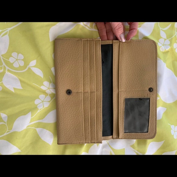 Never used wallet - Picture 2 of 3